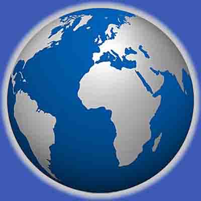 Abstraktes Logo für Oberbayern Hotels: Drei stilisierte schwarze Berggipfel über einer angedeuteten Tor- oder Hauseinfahrt mit rotem Akzent, dynamisch geschnitten durch eine rot-weiße Diagonallinie.